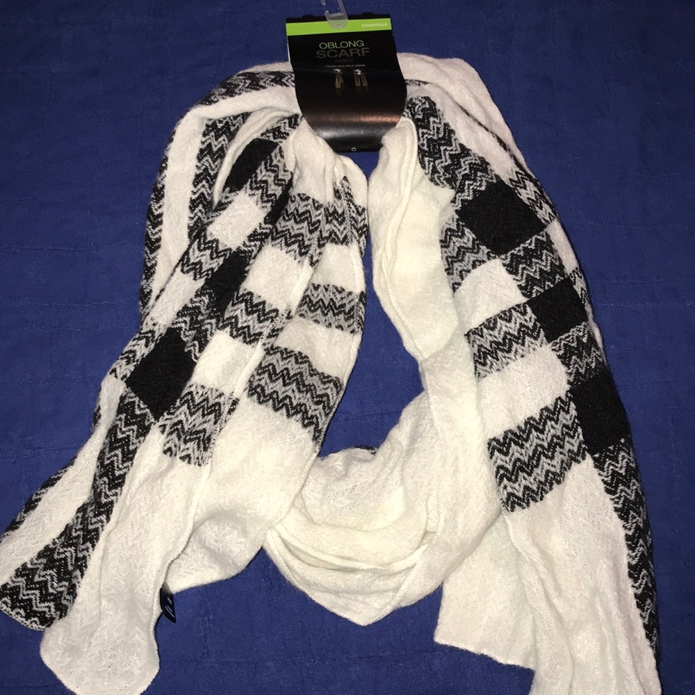 NWT oblong white and black scarf